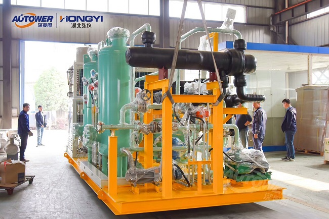     LNG氣化調(diào)壓撬的調(diào)試和注意事項(xiàng),關(guān)于LNG氣化調(diào)壓撬站的安全管理工作。  LNG氣化調(diào)壓撬的調(diào)試和注意事項(xiàng)  ①制定合理的操作規(guī)章制度      應(yīng)制定合理的LNG裝卸車操作規(guī)程、LNG儲(chǔ)罐倒罐操作規(guī)程、LNG氣化器操作規(guī)程、BOG復(fù)熱器操作規(guī)程、儲(chǔ)罐自增壓操作規(guī)程、EAG復(fù)熱器操作規(guī)程、卸車增壓器操作規(guī)程、橇裝式調(diào)壓器操作規(guī)程、BOG計(jì)量橇操作規(guī)程、LNG離心泵操作規(guī)程、天然氣加臭機(jī)操作規(guī)程、中心調(diào)度控制程序切換操作規(guī)程、消防水泵操作規(guī)程、LNG氣化站管道設(shè)備維護(hù)保養(yǎng)技術(shù)和操作手冊(cè)等。  ②建立臺(tái)賬，管理設(shè)備技術(shù)資料      應(yīng)建立維護(hù)記錄、巡查巡檢記錄、進(jìn)出人員管理記錄、各類操作記錄、應(yīng)急演練記錄、安全活動(dòng)記錄，管理好設(shè)備有關(guān)技術(shù)資料和各類原始資料等。  ③制定天然氣管道、廠站事故應(yīng)急預(yù)案      應(yīng)依據(jù)有關(guān)法律、法規(guī)及相關(guān)規(guī)定，并結(jié)合企業(yè)制度及實(shí)際情況，制定天然氣管道、廠站事故應(yīng)急預(yù)案。預(yù)案應(yīng)包含事故不利因素的分析、事故危害、事故分級(jí)、事故處理響應(yīng)等級(jí)、處理的程序及后期處理。應(yīng)經(jīng)常開(kāi)展不同等級(jí)的事故演練和對(duì)搶修裝備進(jìn)行檢查，大型的事故演練要聯(lián)合當(dāng)?shù)毓蚕馈踩芾聿块T一同進(jìn)行。  LNG氣化調(diào)壓撬的調(diào)試和注意事項(xiàng)  ④嚴(yán)格執(zhí)行上崗考試制度      各類操作人員獨(dú)立操作前必須經(jīng)過(guò)公司有關(guān)部門組織的考試，成績(jī)合格后方可獨(dú)立上崗。  ⑤加強(qiáng)對(duì)消防、防雷、防靜電設(shè)備檢查和管理      加強(qiáng)對(duì)LNG氣化站防雷、防靜電設(shè)備的定期檢查和維護(hù)保養(yǎng)，著重對(duì)消防水池、消防泵、消防水炮、儲(chǔ)罐噴淋管及干粉滅火器進(jìn)行檢查?？扇?xì)怏w報(bào)警設(shè)備需定期維護(hù)，確保其完好